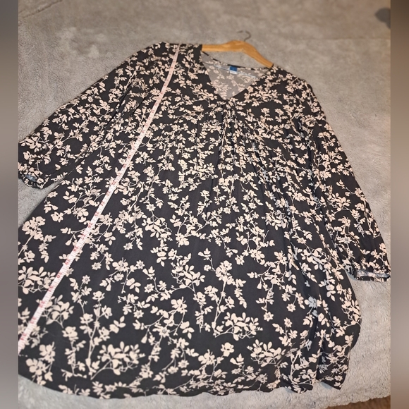 Old Navy Gray and White Wrap Sundress with V-Neck - Picture 5 of 10